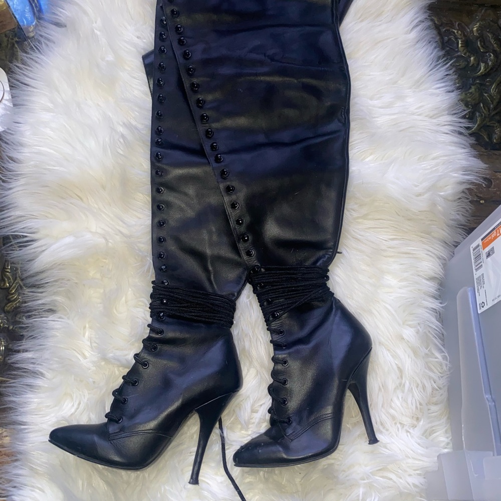 Black Stiletto Heeled Boots with Sleek Design